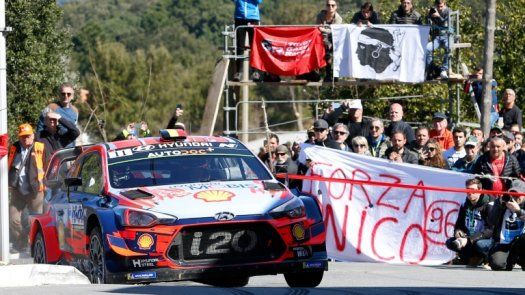 Neuville lidera el Rally de Córcega tras pinchazo de Tänak