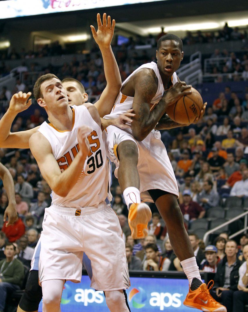 Bledsoe y Suns frenan a Nuggets 105-81