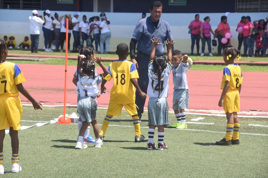 Alumnos de kínder de Colón demuestran sus habilidades en el fútbol