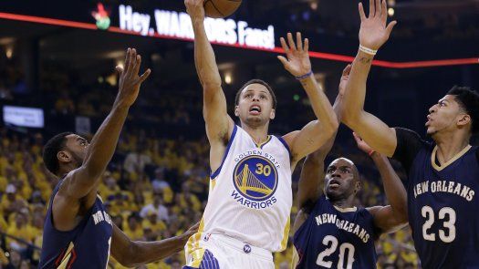 Curry anota 34 y Warriors superan a Pelicans en 1er partido
