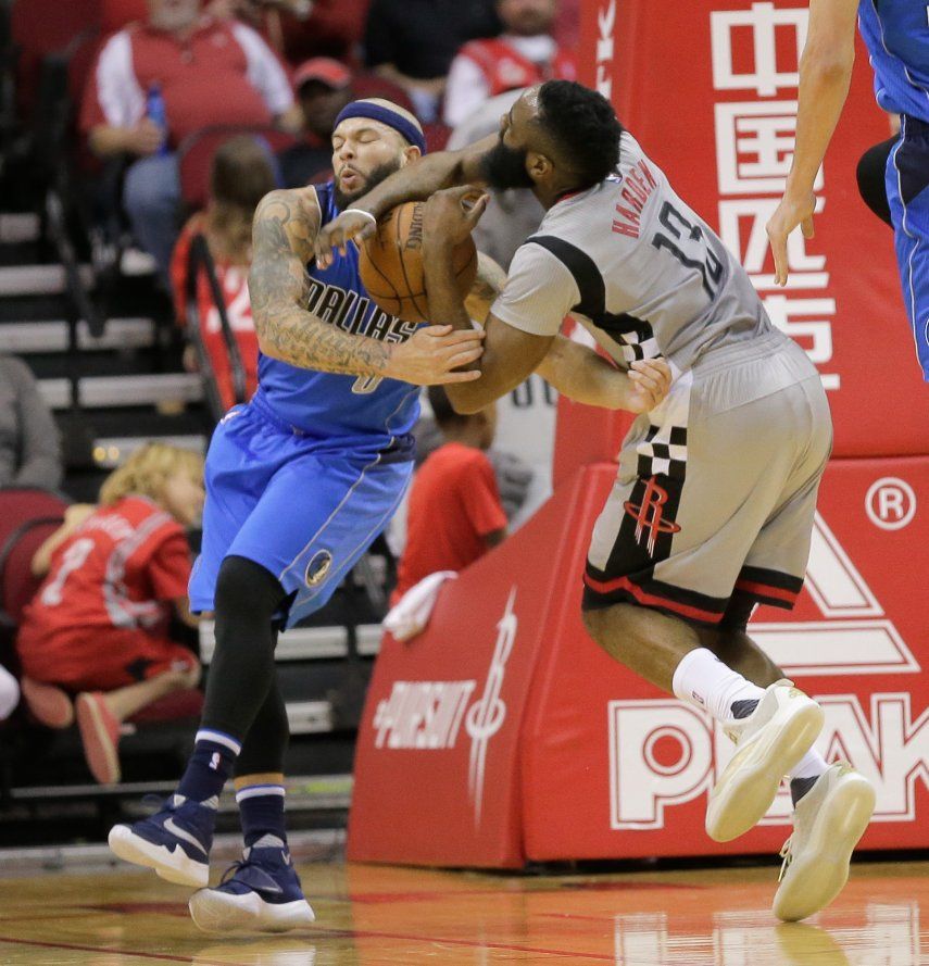 Triple doble de Harden guía triunfo de Rockets ante Mavs