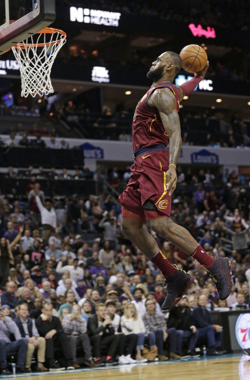 Con 31 de LeBron, Cavaliers doblegan a Hornets