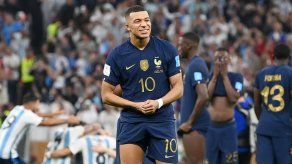 Qatar 2022: Sir Geoff Hurst felicita a Mbappé (ambos con Hat Trick en final de mundial)