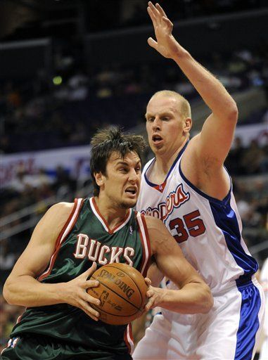 NBA: Clippers 101, Bucks 93; Kaman anota 20