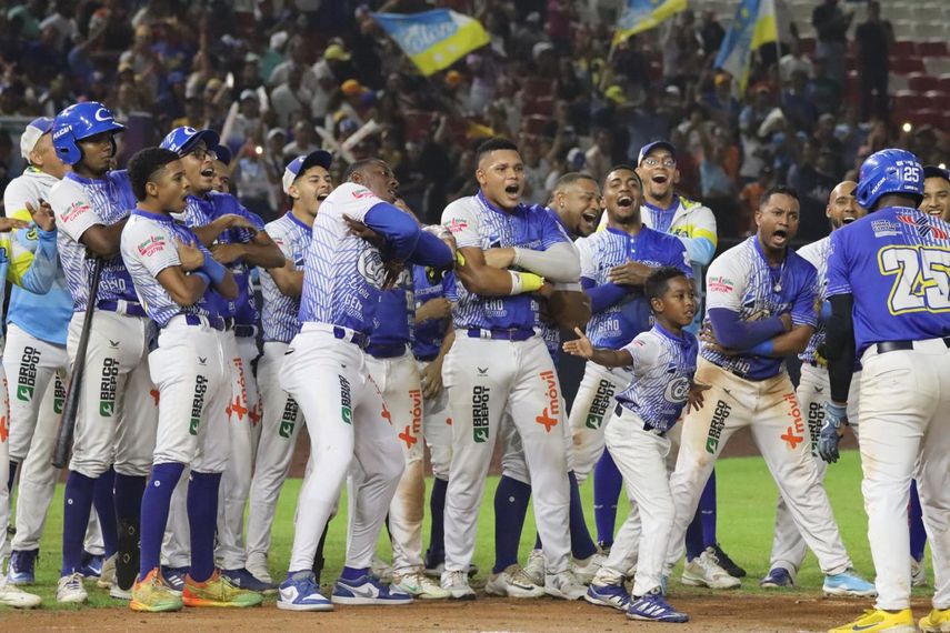 Béisbol Mayor 2024: Colón supera contundentemente a Chiriquí y extiende la serie final