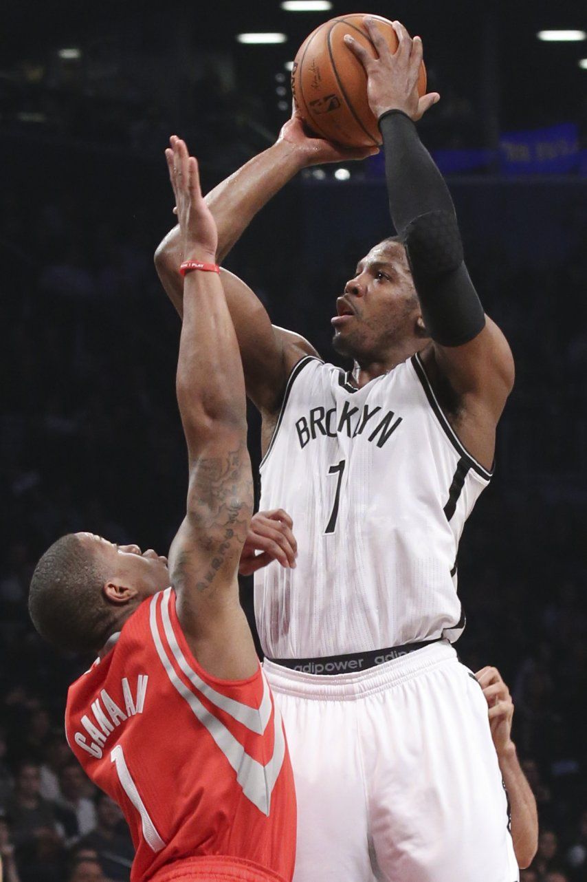 Nets vencen al fin a Rockets y van a playoffs