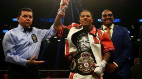 Davis vence por nocaut al panameño Núñez y retiene el cinturón superpluma de la AMB