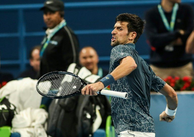 Djokovic vuelve a sufrir pero jugará semifinal de Doha ante Bautista