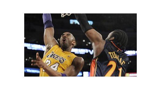Kobe Bryant anota 44 puntos y frena caí­da libre de Lakers