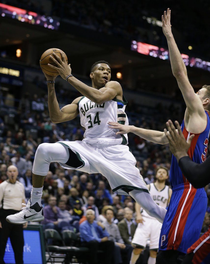 Bucks vencen a Pistons con doble-doble de Monroe