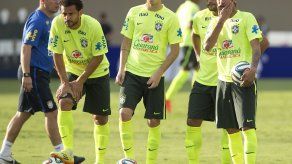 Mundial: Oscar deja prácticas de Brasil por bebé