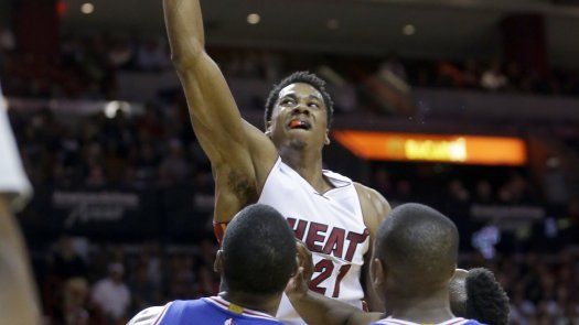 Whiteside ayuda a remontada de Heat ante 76ers
