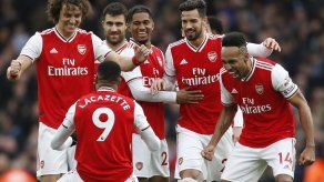 Jugadores y técnicos del Arsenal aceptan una rebaja del 12