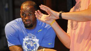 LeBron llega a Río para ver la final