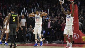 Clippers ganan a Hawks con triple decisivo de C.J. Williams