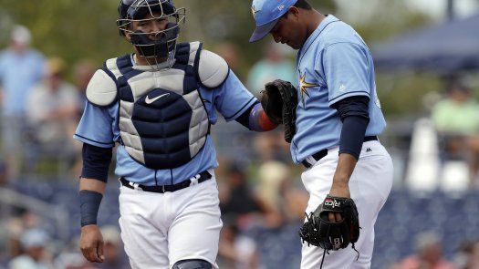 Cátchers de Rays estrenan a muñequeras para manejar datos