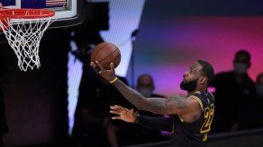 LeBron James y Anthony Davis anotan 62 puntos y Lakers empatan serie