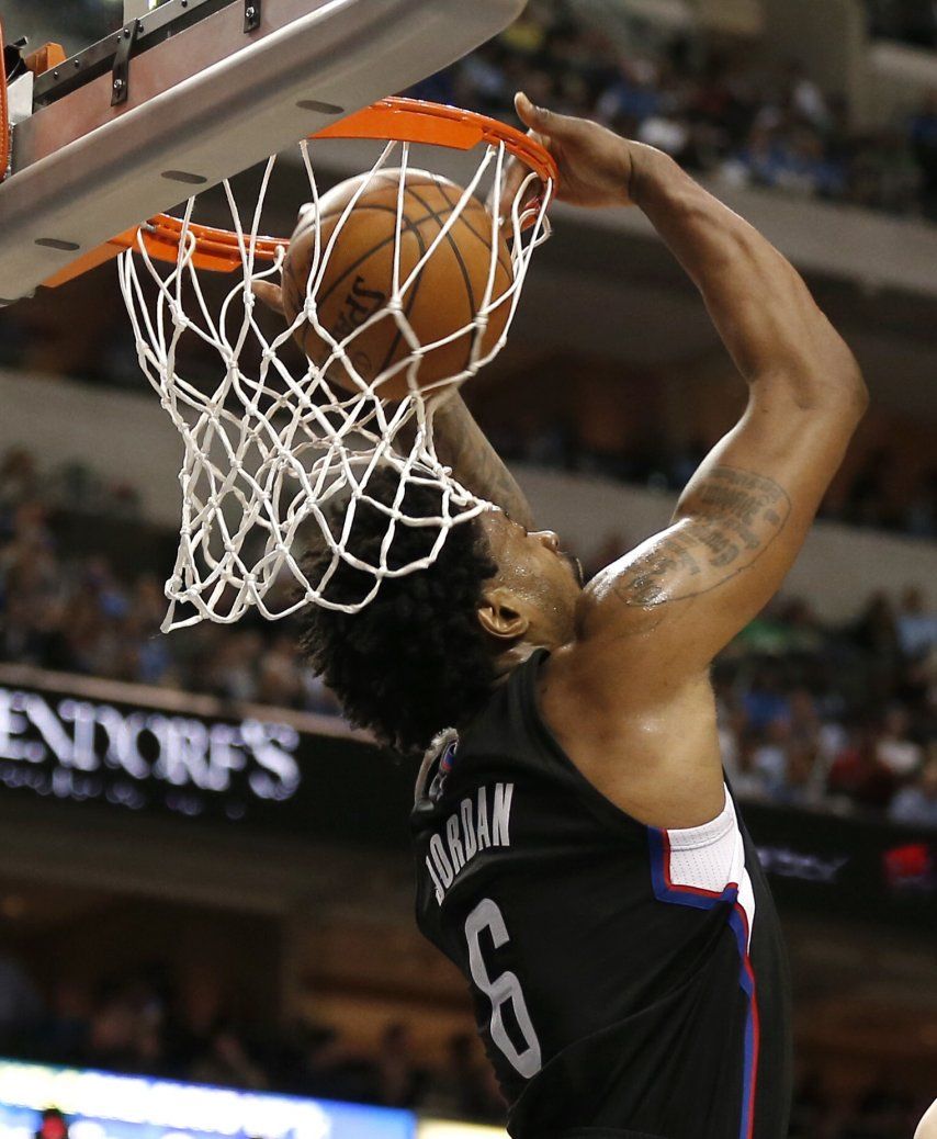 Paul y los Clippers dominan a Dallas en la segunda mitad