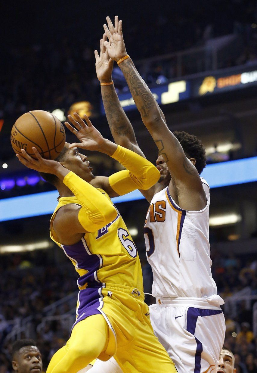 Clarkson consigue 25 puntos; Lakers vencen a Suns