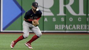 Jonathan Araúz fue enviado a Triple A tras una semana con Boston