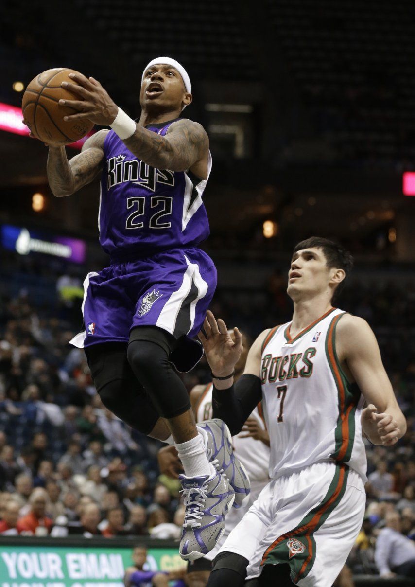 Thomas lidera a Kings a triunfo sobre Bucks