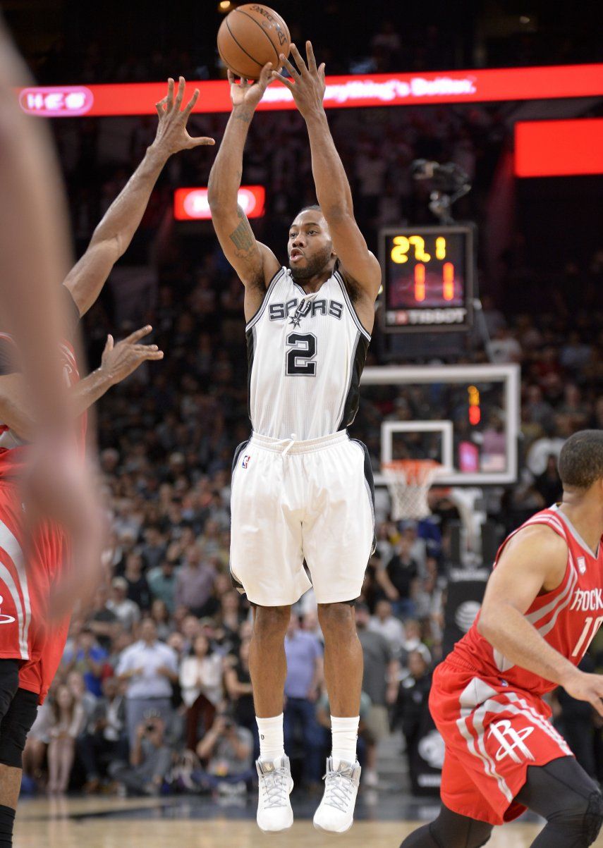 Leonard supera a Harden y Spurs a Rockets