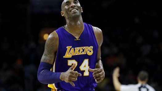 Los 76ers consiguen 1er triunfo a costa de despedida de Kobe