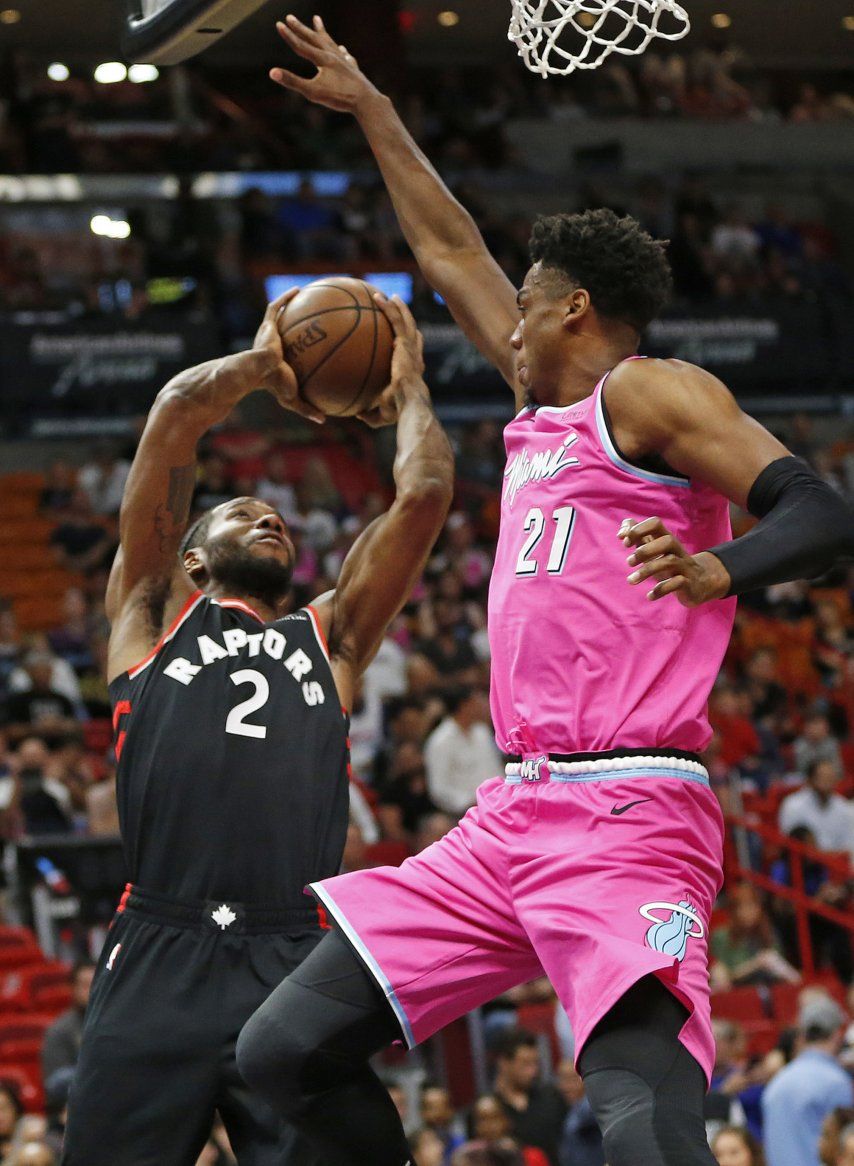 Leonard anota 30 y Raptors se imponen 106-104 al Heat