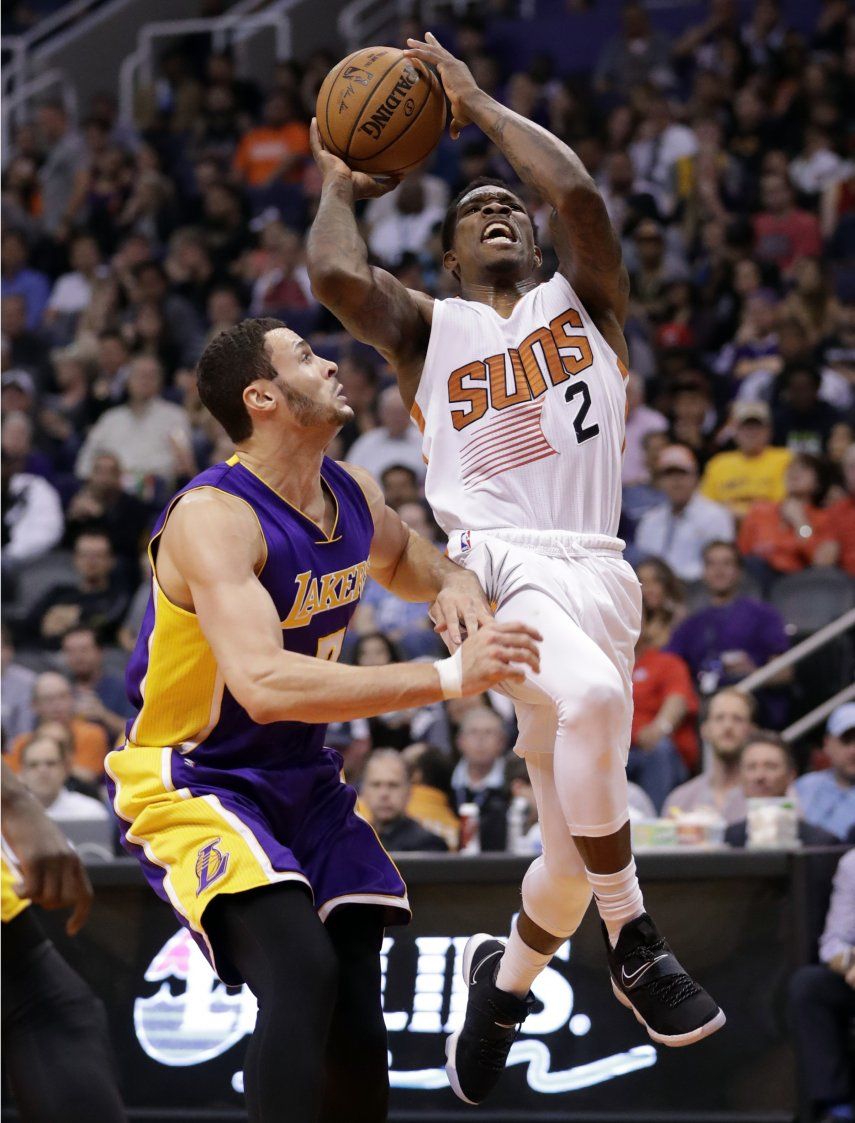 Triple-doble de Bledsoe impulsa a Suns sobre Lakers