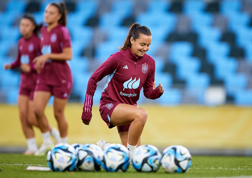 España femenina busca concentrarse en lo futbolístico ante Suecia