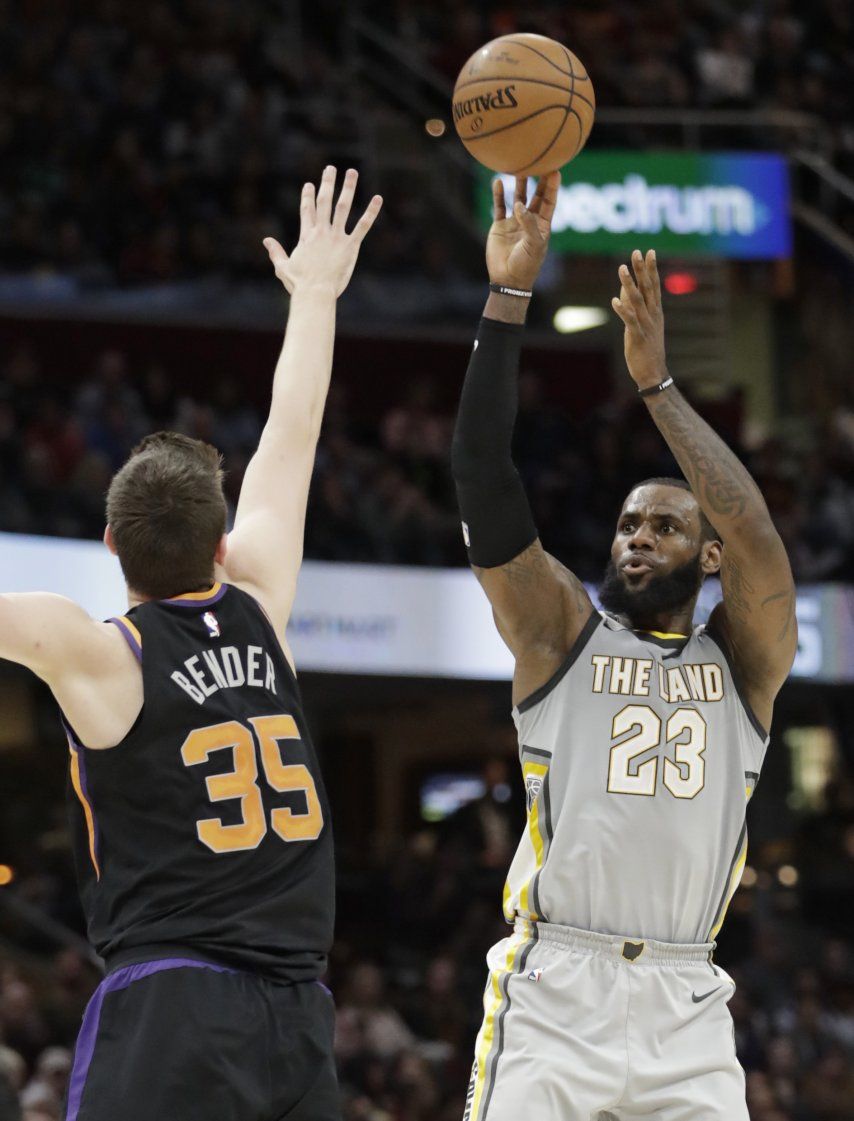 LeBron y Cavs aplastan 120-95 a Phoenix