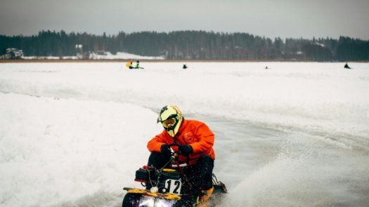 A falta de hierba, en Finlandia usan las segadoras para hacer carreras