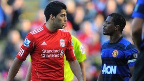 Patrice Evra y Luis Suárez en el 2011 estuvieron involucrados en un incidente por racismo en la Premier League