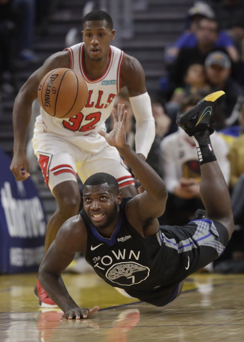 Eric Paschall anota 25, Warriors aguantan para ganar a Bulls