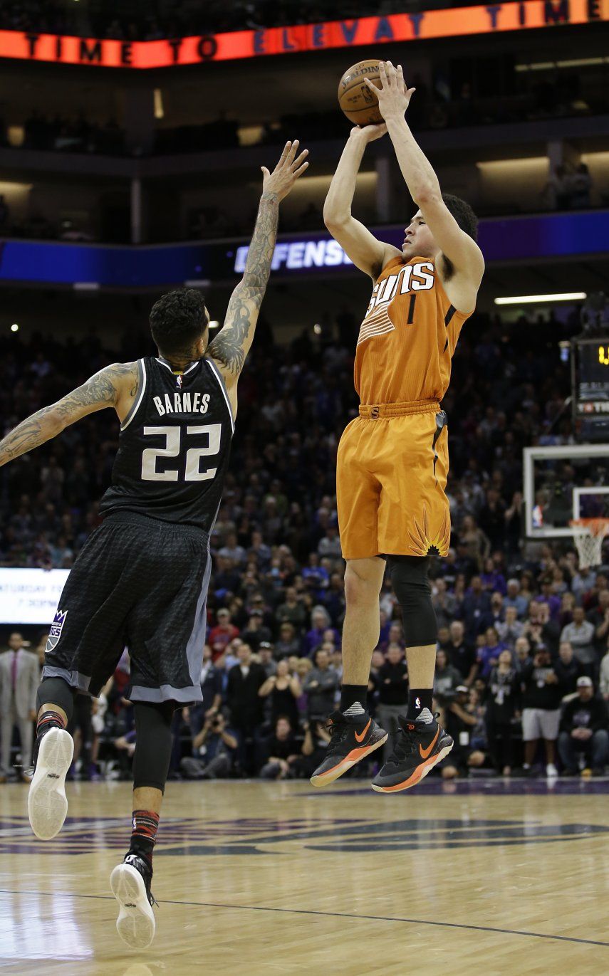 Booker anota 33 en triunfo de Suns sobre los Kings
