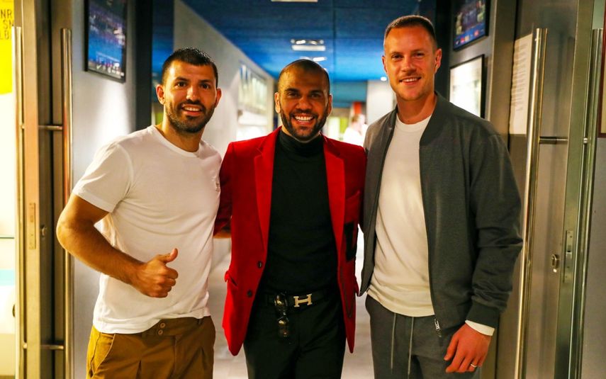 Dani Alves de visita al Barcelona y los fanáticos enloquecen