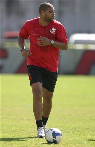 Adriano debutarí­a el domingo con el Flamengo