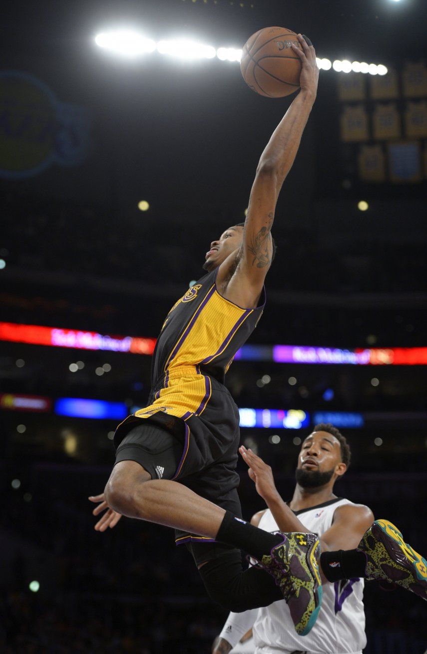 Con puntería de Farmar, Lakers ganan a Kings
