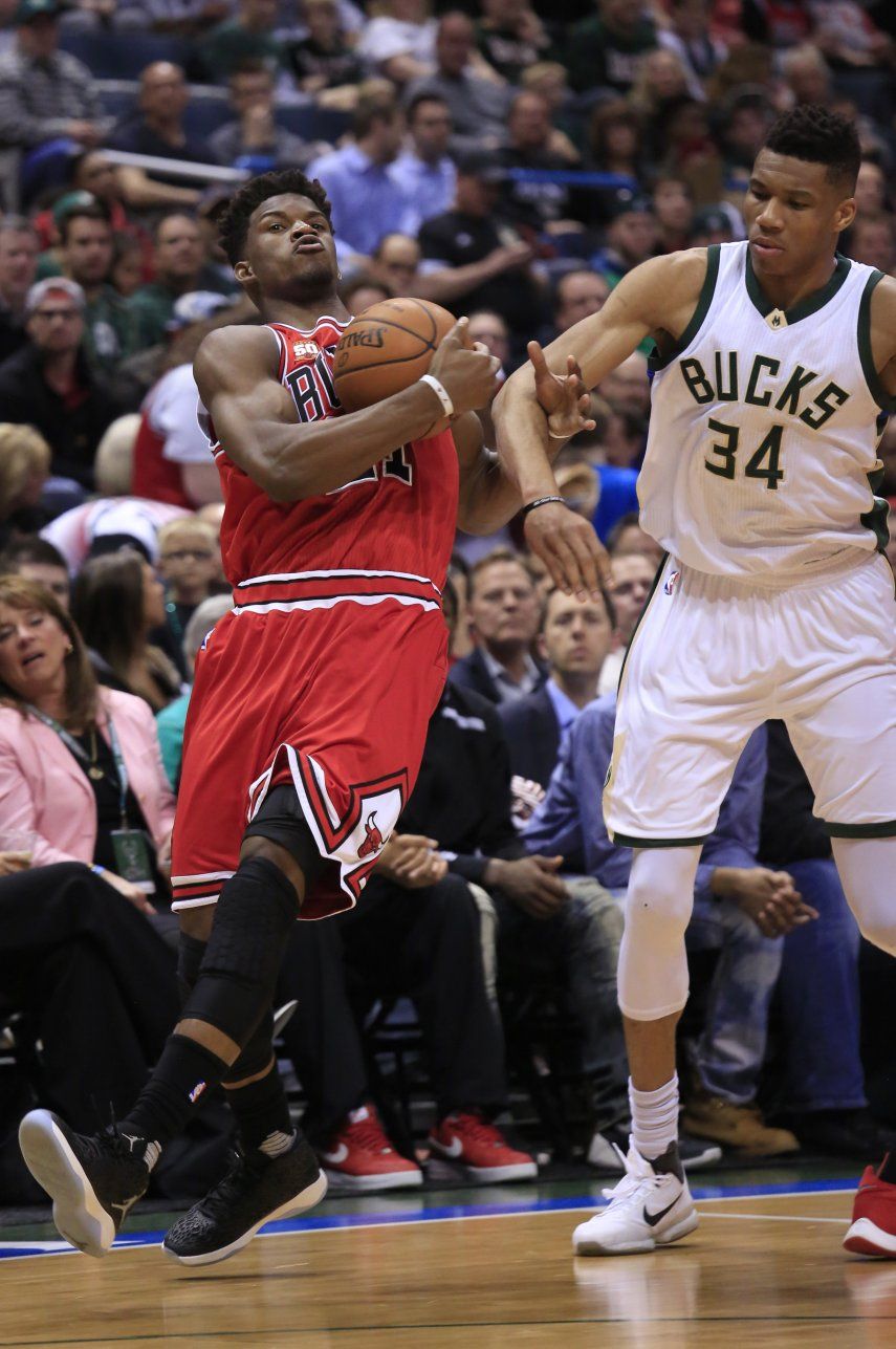 Butler suma 25 puntos y Bulls superan a Bucks