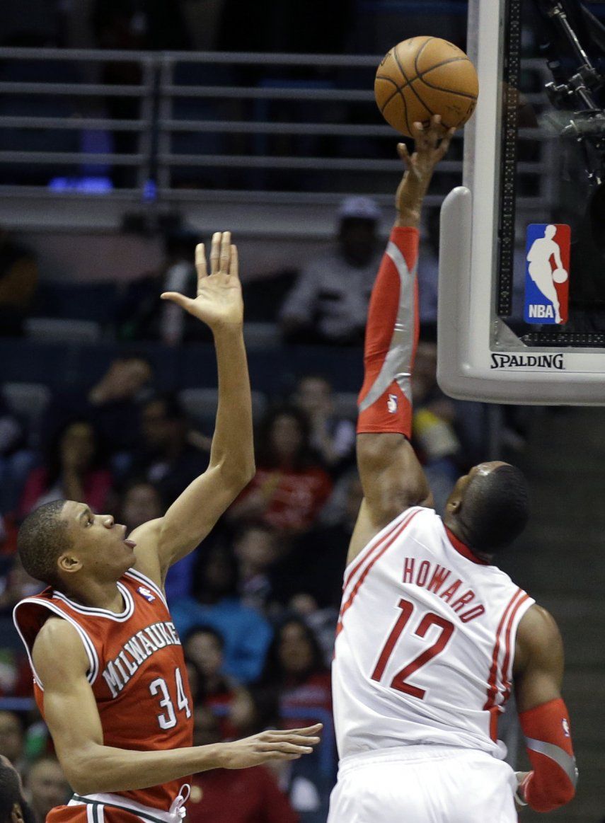 Howard y Harden lideran a Rockets sobre Bucks