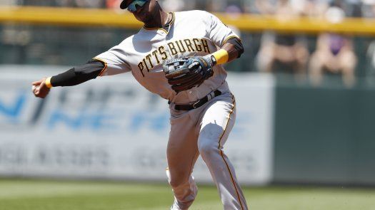 Yanquis adquieren a Hechavarría en un canje con los Piratas