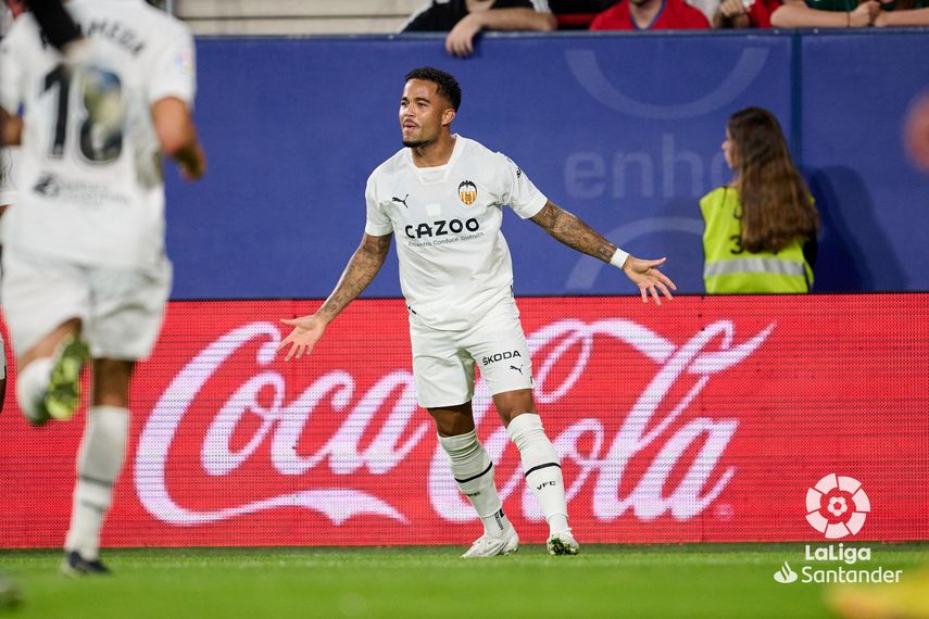 El Valencia vence al Osasuna y se establece en la zona alta de la Liga