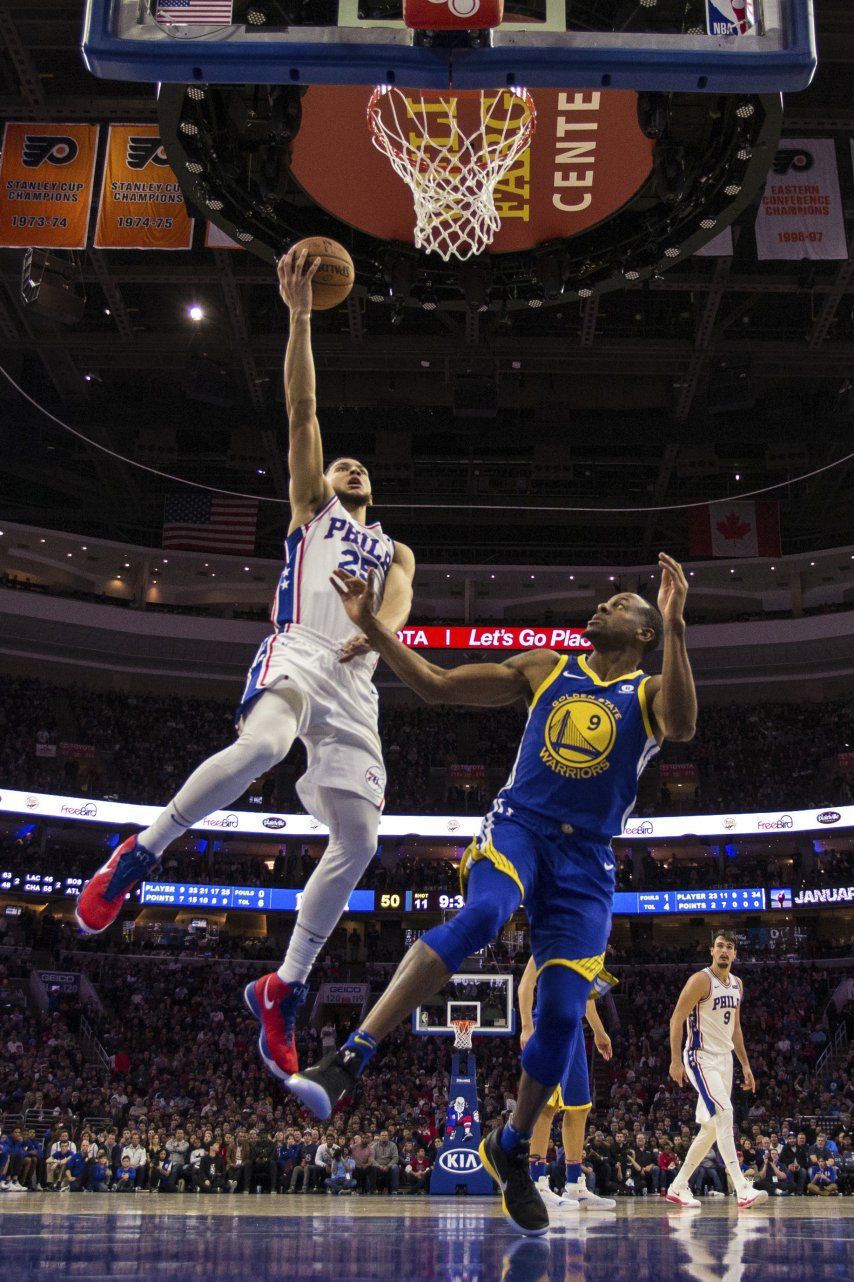 Curry y Warriors ganan 124-116 a 76ers tras remontada