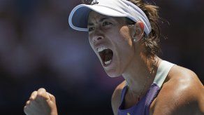 Muguruza y Halep chocarán en semifinales de Australia