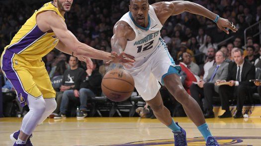Kemba suma 19 y Hornets aplastan 108-94 a Lakers en caída
