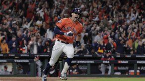 Campeones contra tramposos en duelo Astros-Nacionales