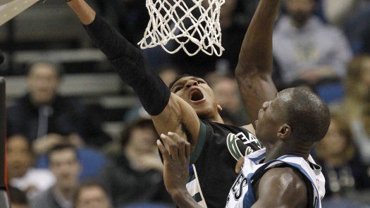 Bucks derrotan 95-85 a Timberwolves pese a expulsión de Mayo