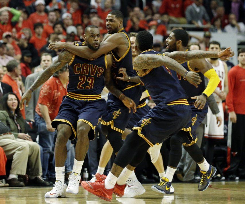 Con enceste agónico de James, Cavs empatan serie ante Bulls