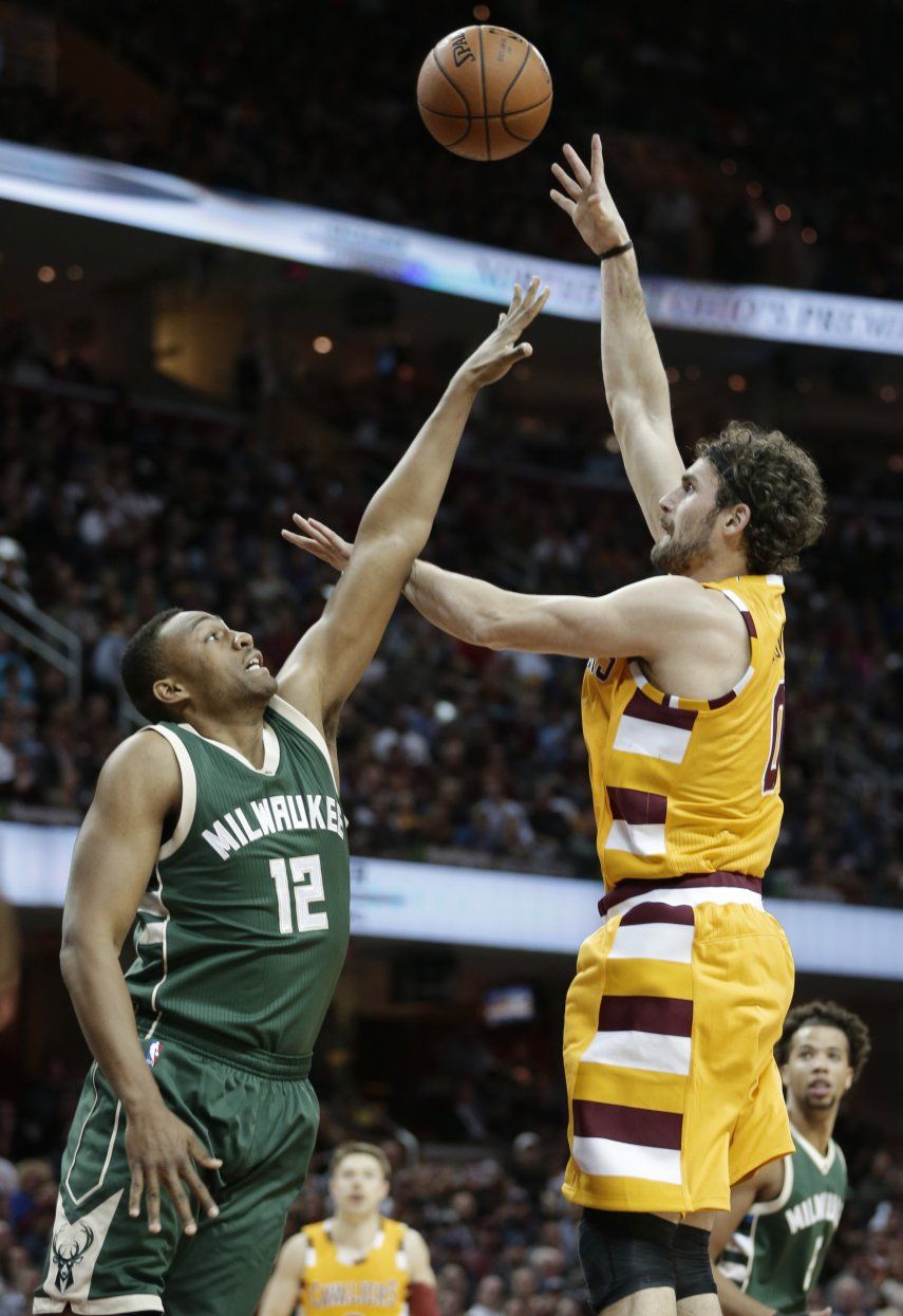 James y Love guían a Cavs a la victoria ante Bucks