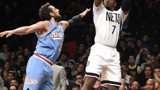 Johnson y Nets ofrecen su mejor noche y vencen a Kings